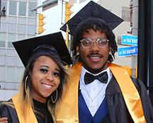 毕业典礼结束后，男、女MCC学生在罗切斯特的蓝十字竞技场外摆姿势, NY
